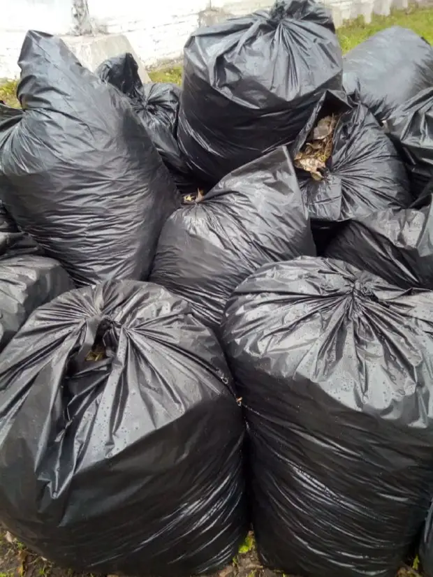 В доме в проезде Дежнева жильцы оставляют крупногабаритный мусор на этажах