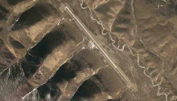 Аэропорт Qamdo Bamda в Тибете.