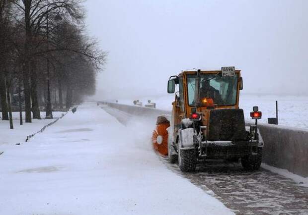 После праздничной ночи на уборку Петербурга вышли тысячи дворников