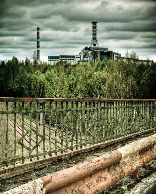 2. Мост смерти в Припяти. С этого моста 26 апреля 1986 года горожане наблюдали за аварией на АЭС, не подозревая, что уровень радиации на мосту уже достиг 500-600 рентген в час. жуть, история, крипота, фото