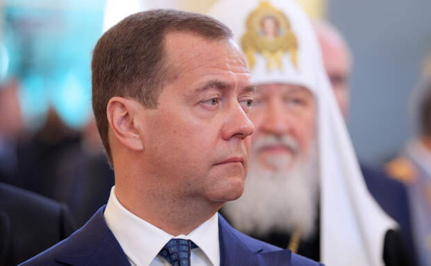 Путин предложил переназначить Медведева премьером