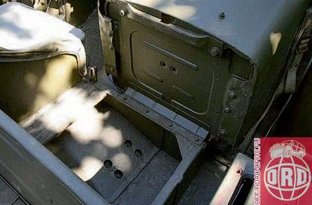 Под сиденьями имеются вместительные инструментальные боксы.