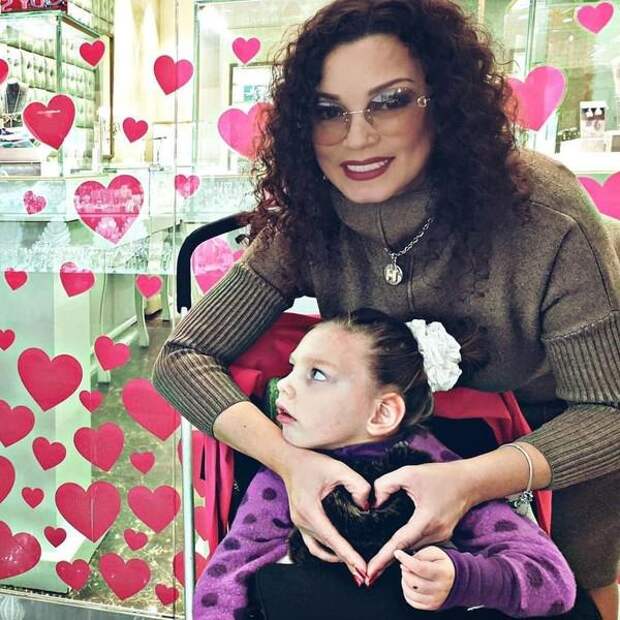 А папе все равно! Младшая дочь Данко попала в реанимацию