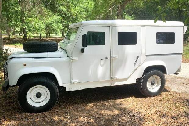 Бронированный внедорожник Land Rover Defender 1995 года