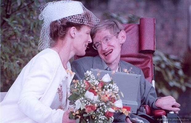 Prof. Stephen Hawking with his bride after the wedding at Cambridge Registery Office