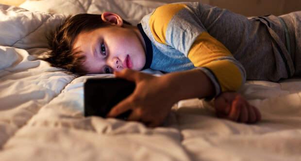 Психологи связали невнимательность детей с активностью в соцсетях