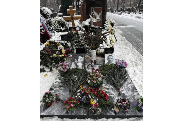 «Не по воздуху же летают работяги»: «Ленком» объяснил инцидент с могилой Инны Чуриковой