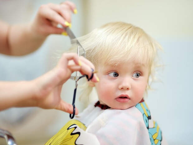 Первая стрижка ребенка в парикмахерской - как избежать истерик