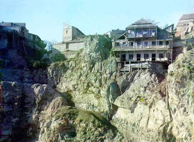 Старый дом на скале, левый берег Куры, 1905-1915