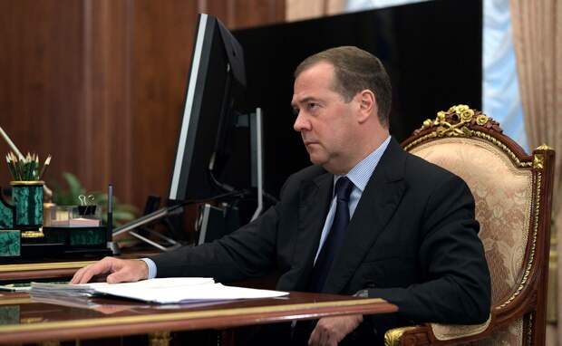 «Изничтожить! Бить по всем!»: Медведев в ярости из-за новых санкций США против России