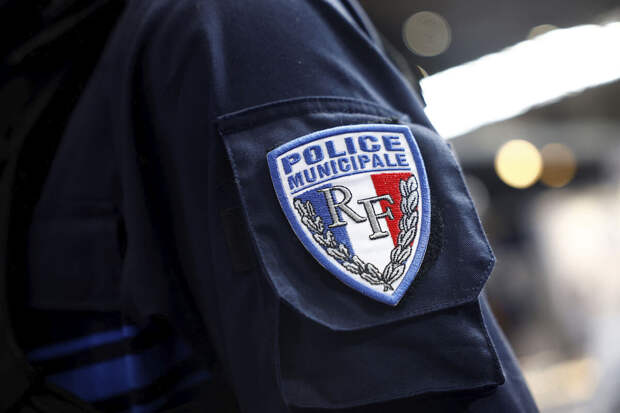 Во Франции 70-летняя женщина обезоружила хулигана, который напал на ее внучку