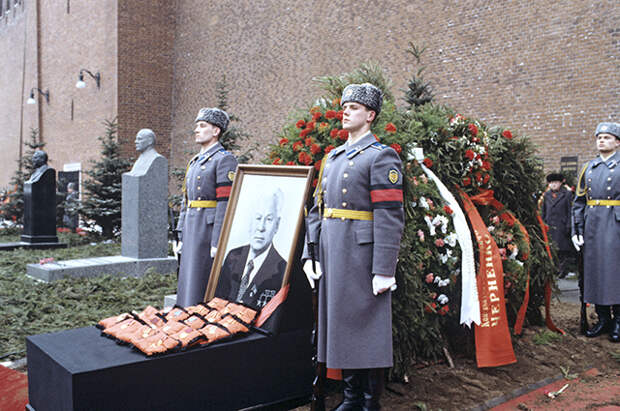 Почетный караул у могилы К.У. Черненко на Красной площади у Кремлевской стены. Фото: РИА Новости/ Александр Макаров