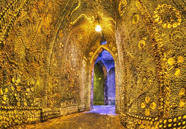 Особая подсветка создает фантастическую атмосферу в подземном храме (Margate Shell Grotto).
