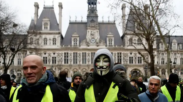«Жёлтые жилеты» собрались у здания мэрии в Париже