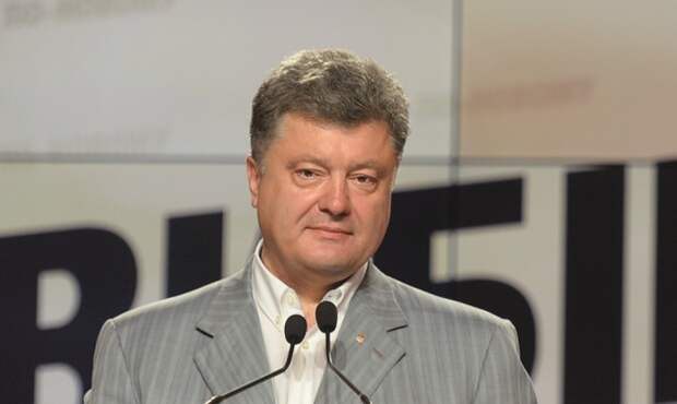 Порошенко считает флаг Украины на высотке в Москве началом акции "Наши цвета"