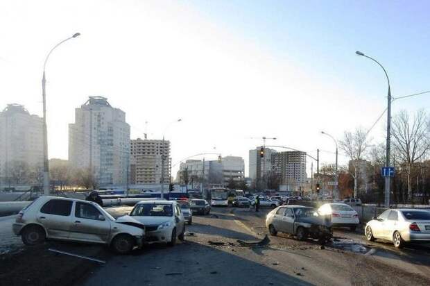 Авария дня.  В центре Липецка пострадали три человека авария, авария дня, авто, авто авария, ваз, видео, дтп, лобовое столкновение