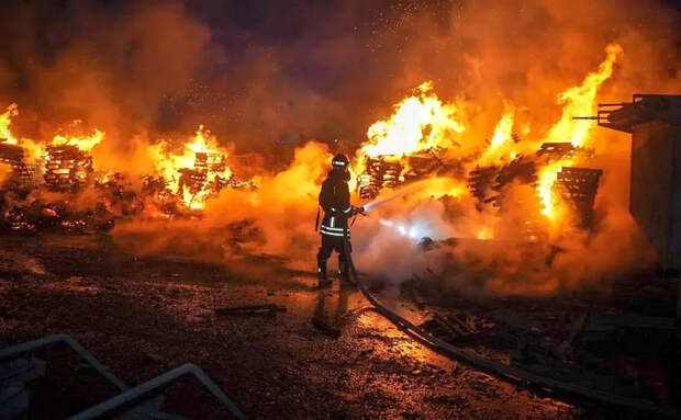 После ударов БПЛА на промпредприятии в Одессе начался мощный пожар