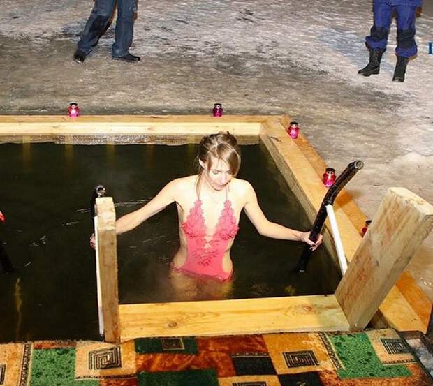 Как в крещенской полынье девушки купались