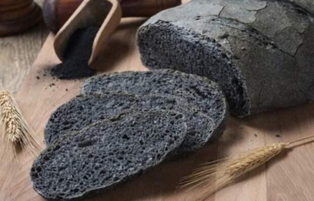 Причудливое лакомство: хлеб из древесного угля.