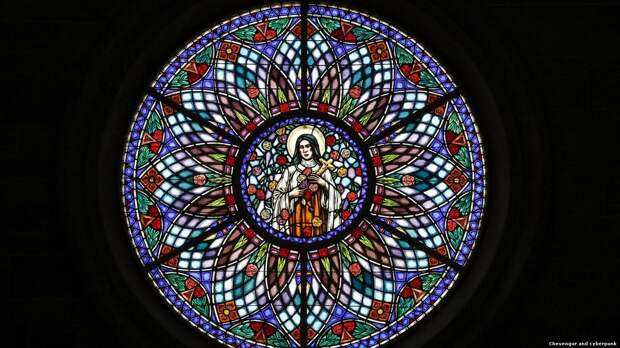 Потрясающий витраж из церкви Малых Цветов Святой Терезы, в которой служит отец Ламперт