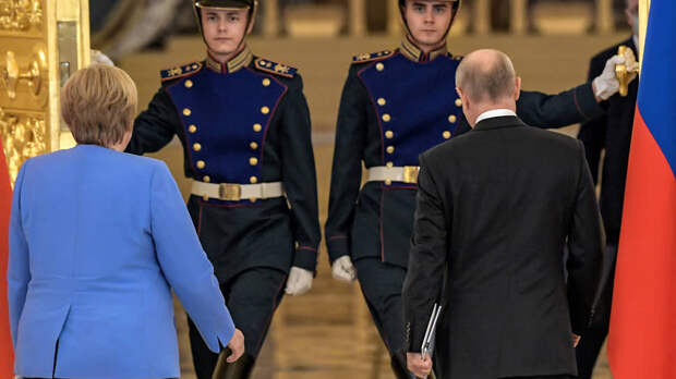 Ангела Меркель уходит, прощаясь. С Владимиром Путиным