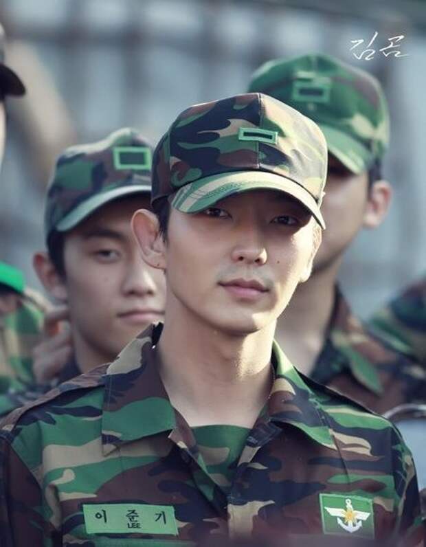 Сколько служат в корее. Ли Джун ки в армии. Lee Joon ho in Army. Lee Joon ki армия. Lee Joon gi Army.