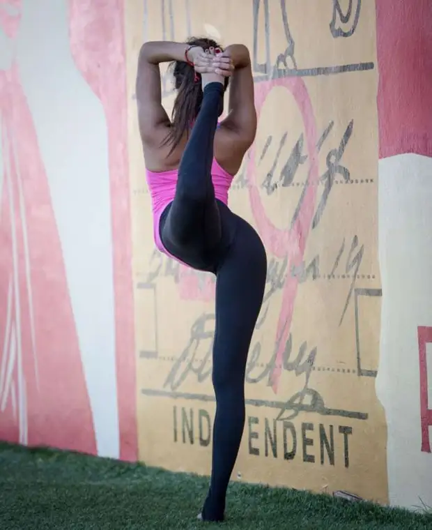 девушка в лосинах