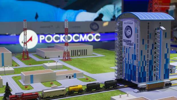 Макет космодрома «Восточный» на стенде государственной корпорации «Роскосмос» в «ЭкспоФоруме» перед открытием XX Санкт-Петербургского международного экономического форума.