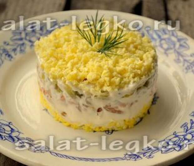 Салат с брюшками сёмги, яйцом и маринованным огурцом