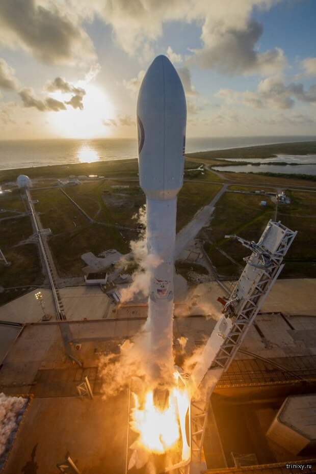 Falcon 9 вывел спутник-шпион на орбиту, а затем успешно приземлился (11 фото)
