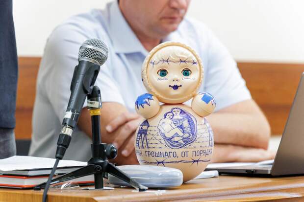 Красноярскому художнику Слонову запросили два года за блатное тату на неваляшке