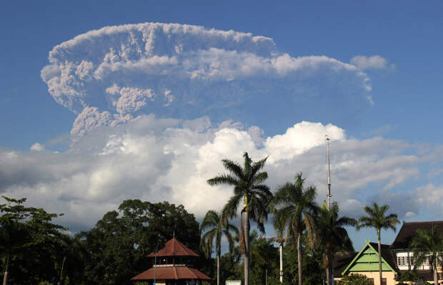 Это извержение вулкана на острове Сумбава в Индонезии