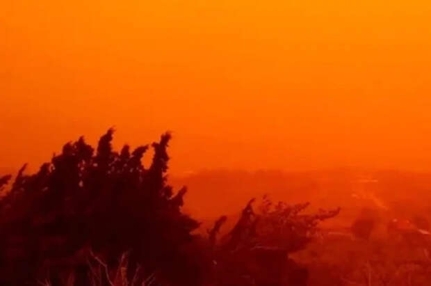 Воздух и небо на острове Крит окрасились в красный цвет