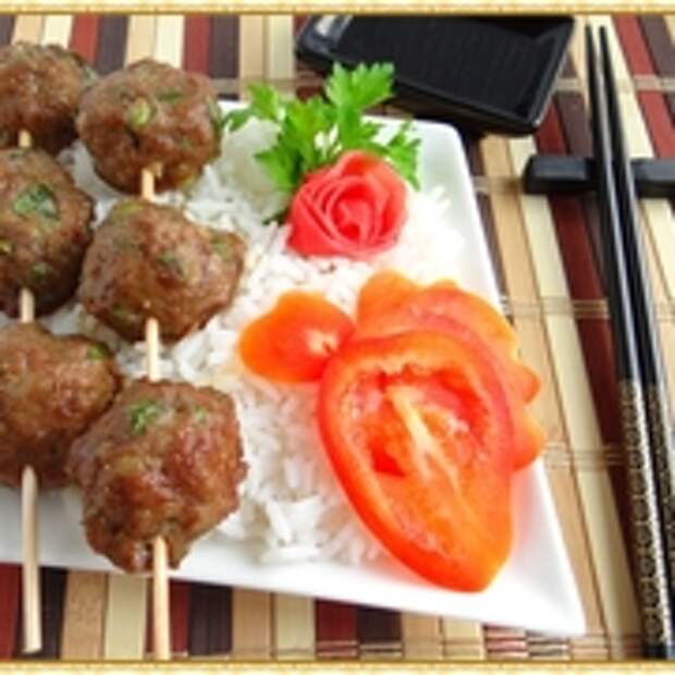 Рис с куриными фрикадельками по-тайски