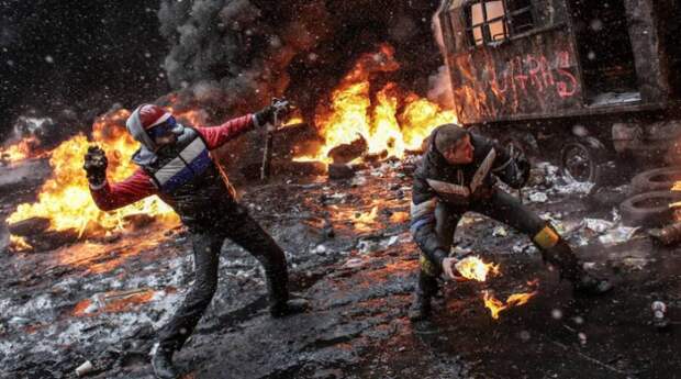 Украинские националисты с бутылками с зажигательной смесью на Майдане, 2014 год