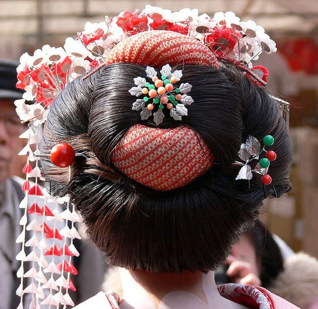 Современные гейши используют парики для своих выступлений. | Фото: cosmoplastica.ru.