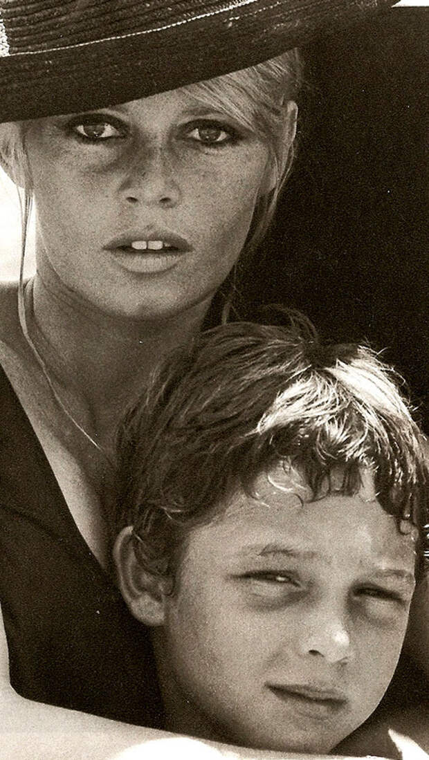 1044 Брижит Бардо и ее сын. 1967.jpg