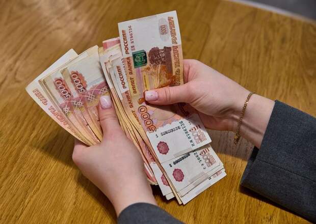 Мошенники убедили школьницу из Саратова перевести им 736 тыс. рублей