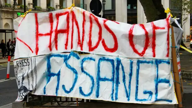 Amnesty International назвала решение суда по экстрадиции Ассанжа «пародией на правосудие»