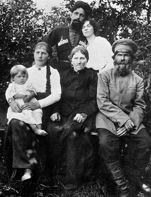 Александра Коллонтай и Павел Дыбенко в деревне, у родителей Павла. На скамейке рядом с родителями — сестра Павла с ребенком