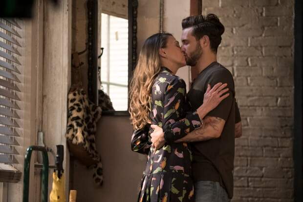 Another Kiss - Younger Season 3 Episode 1