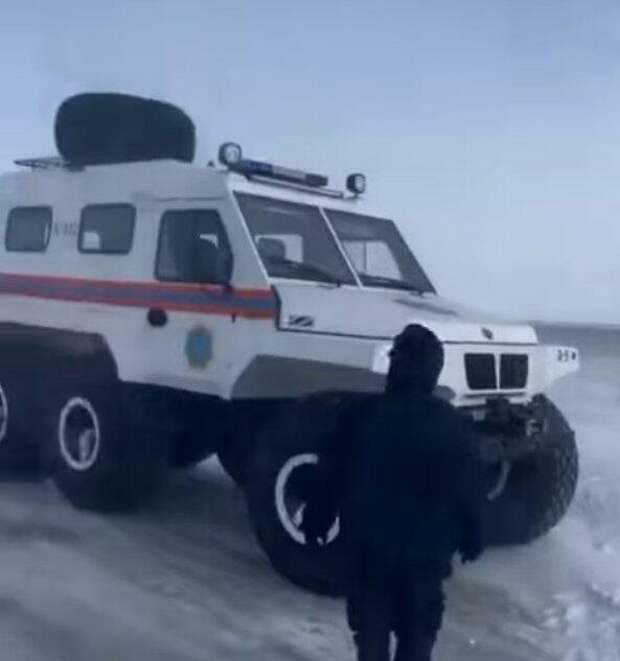 Спасатели эвакуировали автомобили с трасс Карагандинской области