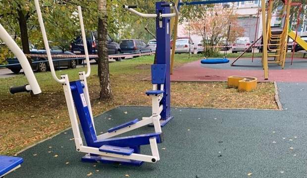 На новой детской площадке в Северном уложили резиновое покрытие Фото: управа района Северный