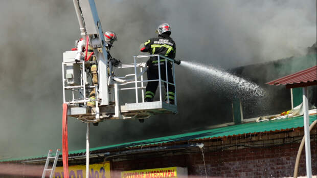 В Волгограде пожарные локализовали возгорание на вещевом рынке