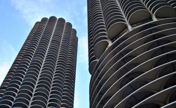 Marina City Чикаго В 1964 году величественное здание Marina City произвело настоящий фурор — да и сейчас на него ориентируются многие современные архитекторы. Внутренняя планировка полностью соответствует внешнему облику.