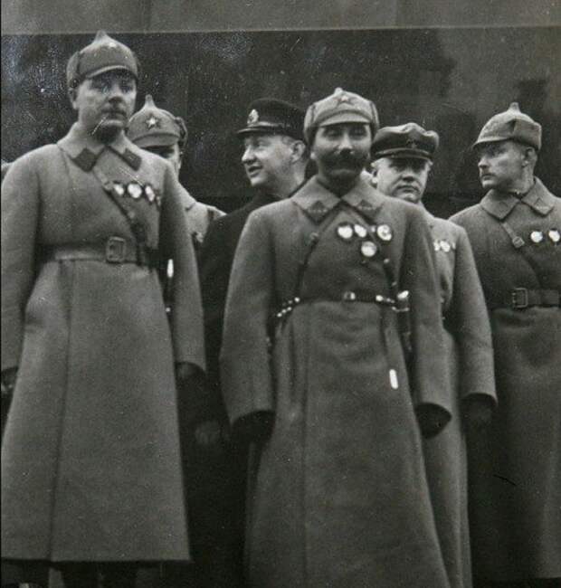 Ворошилов и Будёный в будёновках