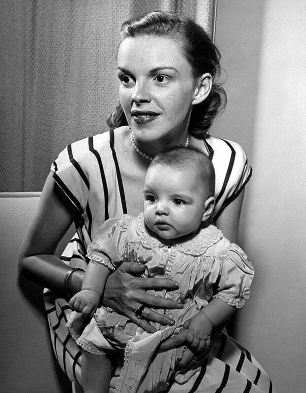 1049 Лайза Минелли с мамой, Джуди Гарленд.jpg
