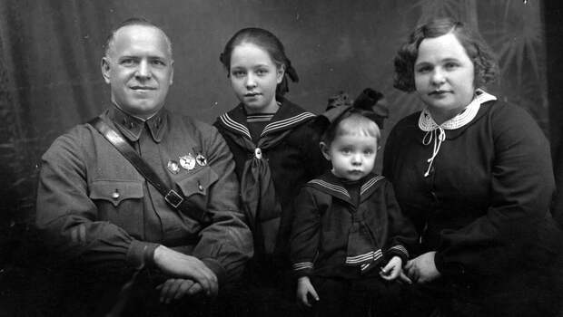 Георгий Жуков с семьей, 1939 г. Фото из открытых источников