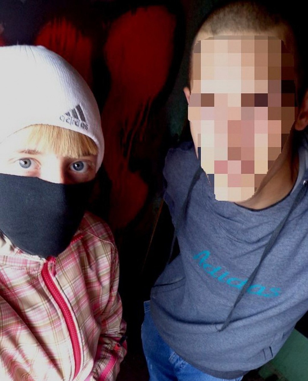 На страницах Оли и Макса нет ни одной совместной фотографии, где они бы не прятали или не замазывали свои лица.