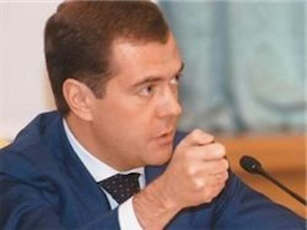 Медведев поручил "бить по рукам" коррупционеров в ЖКХ